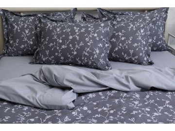 Cotton bed linen in gray with a small flower pattern goes well with a plain light gray sheet. Pillowcases with decorative sides, as well as a duvet cover with a zipper. Composition: 100% cotton, density 130 g / m2.