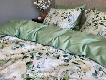 Exquisite satin bed linen made in a soft green range of spring greenery. Double-sided duvet cover, plain light green sheet. Fabric composition: 100% long-fiber cotton, high density.