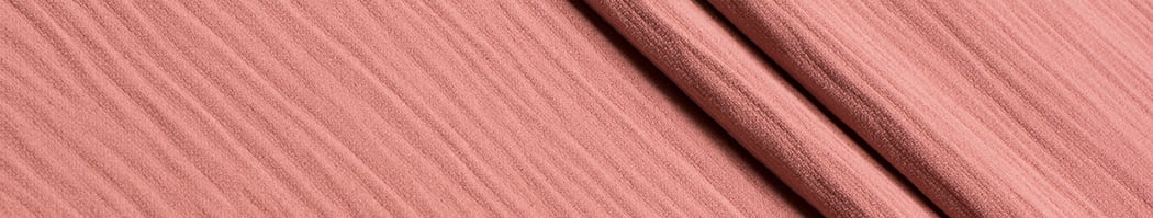 Жатая ткань розового цвета